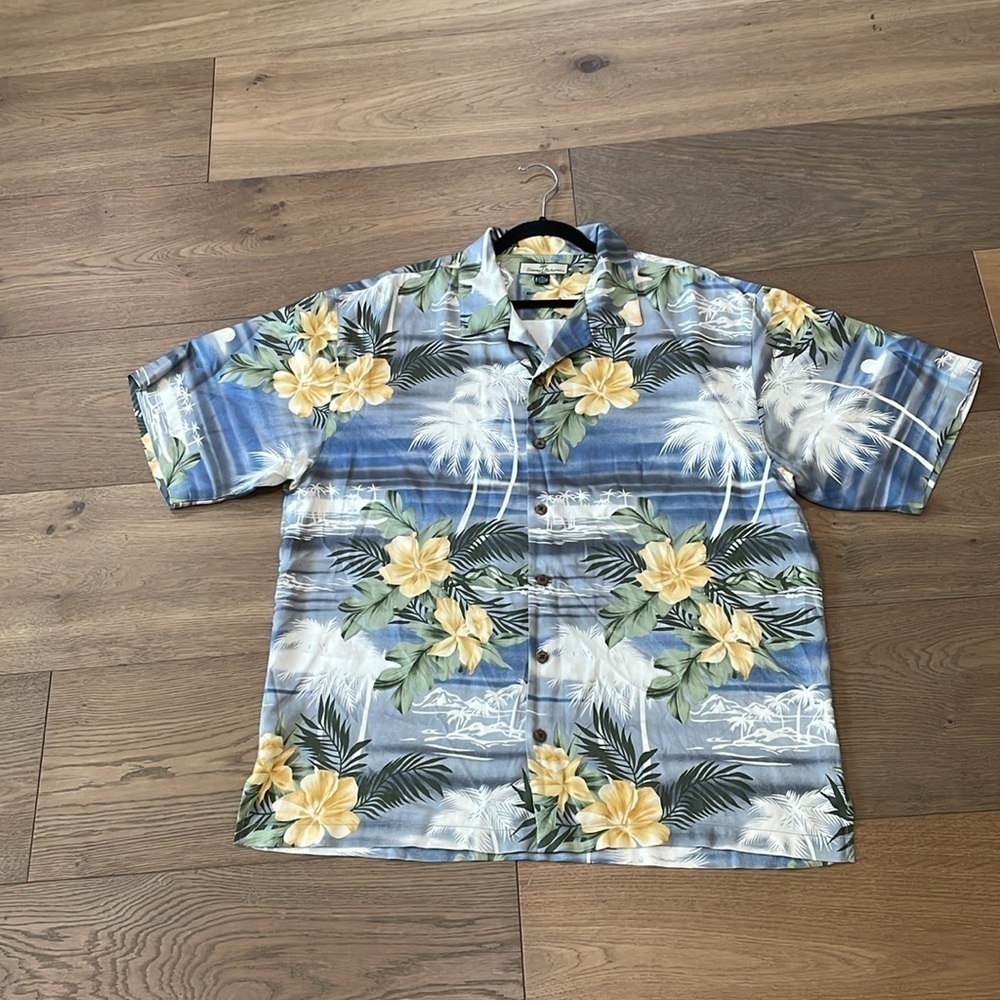 Tommy Bahama Men's Button Up Hawaiian Floral Shirt
100% Silk Size XL